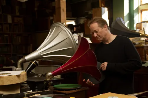 Freddy Fresh with vintage gramophones